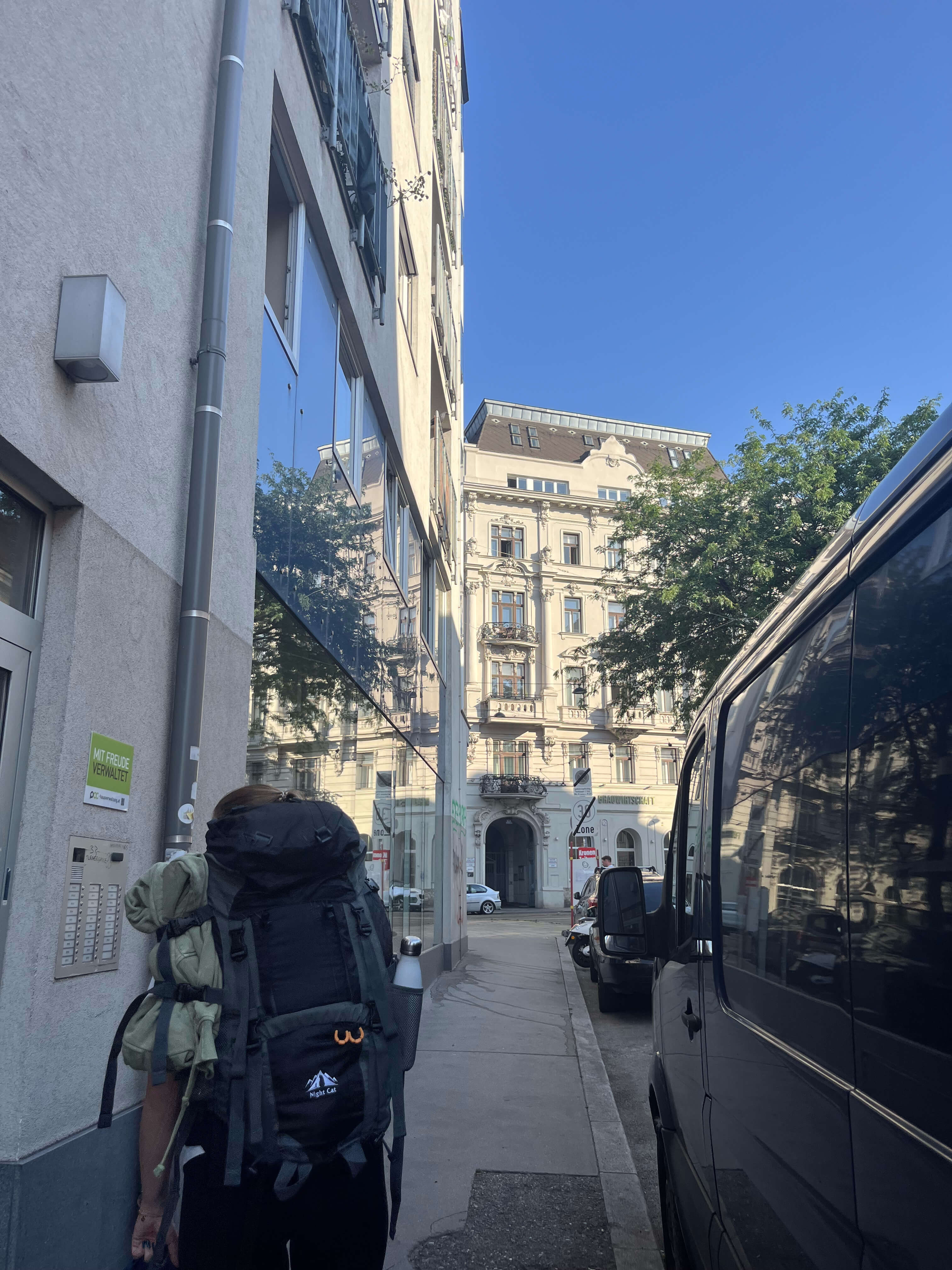 Backpackerin startet in Wien ihre Interrailreise
