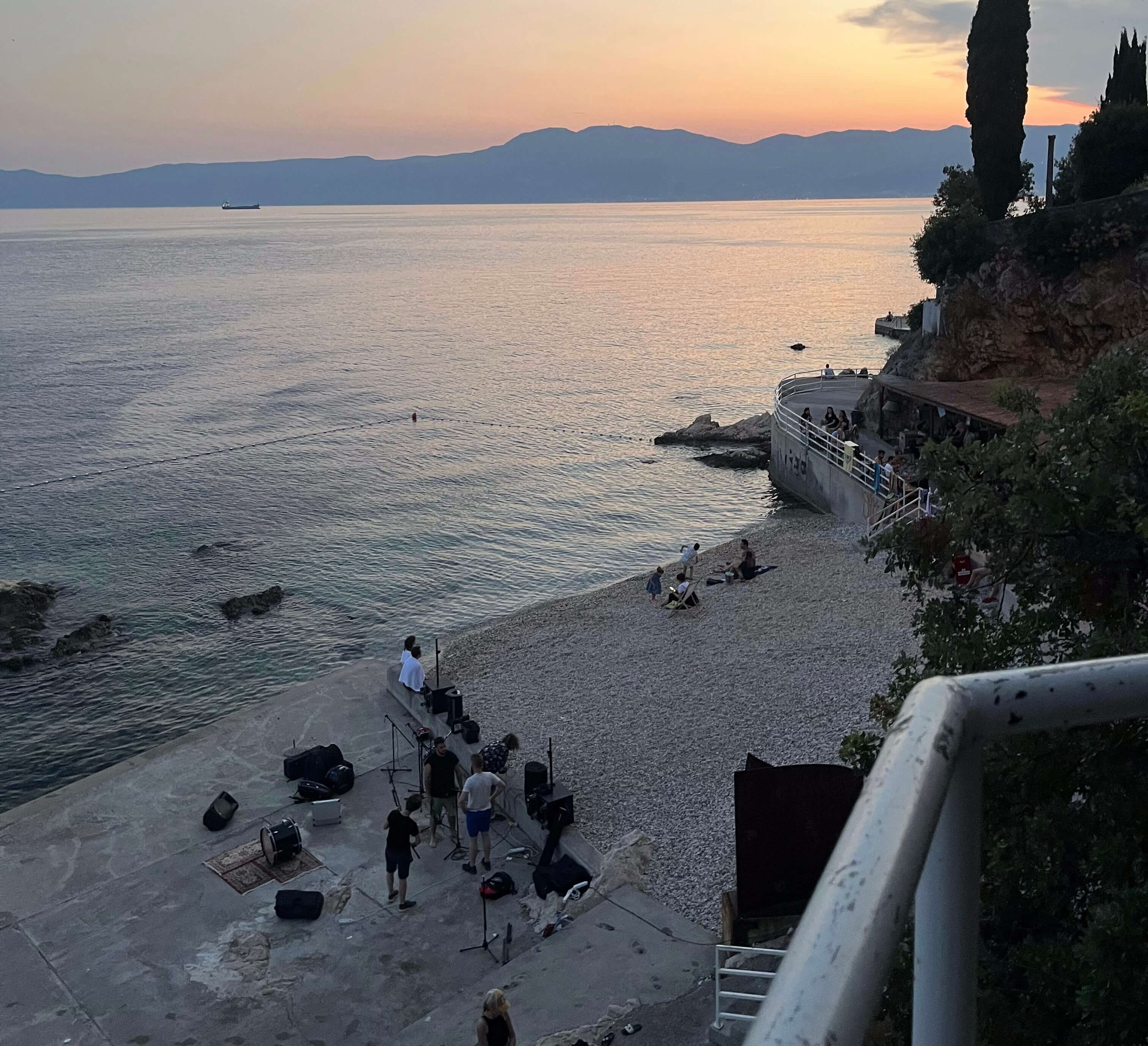 Konzertstimmung am Strand bei Sonnenuntergang in Rijeka
